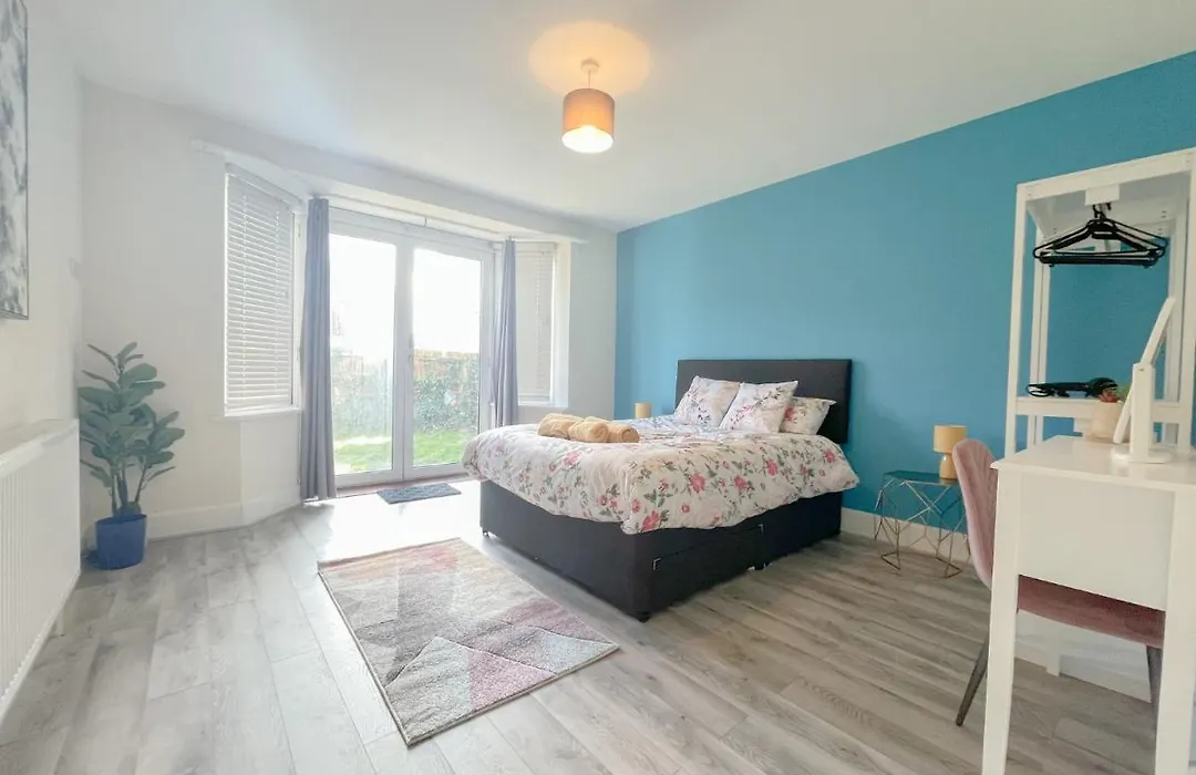Large 3 Bedroom & 2 Bath - Ground Floor With Parking-1